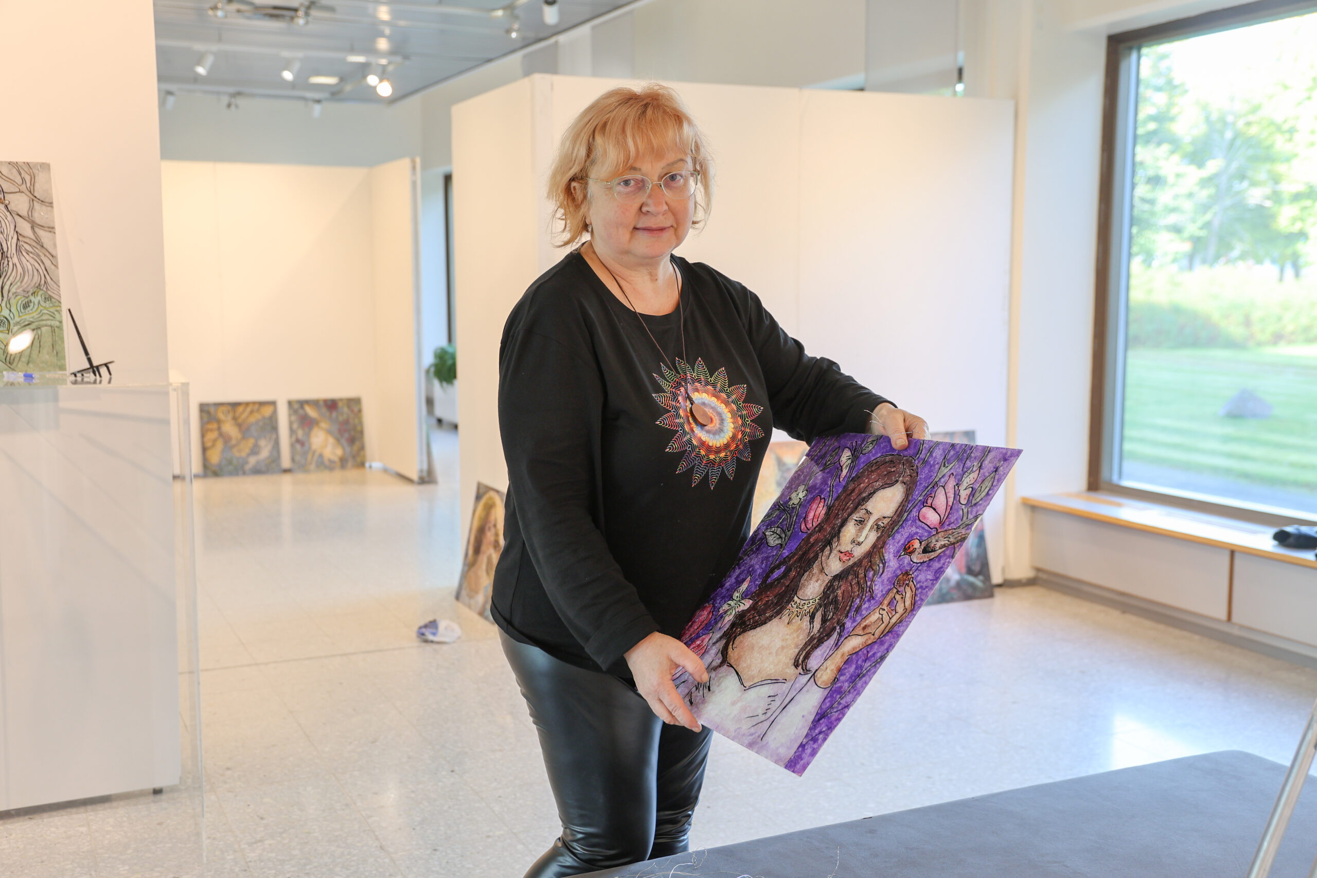 Aulagalleria Vikmanissa on avautunut Tanja Swanin näyttely ”Kohtaamisia luonnossa ja kuvassa”