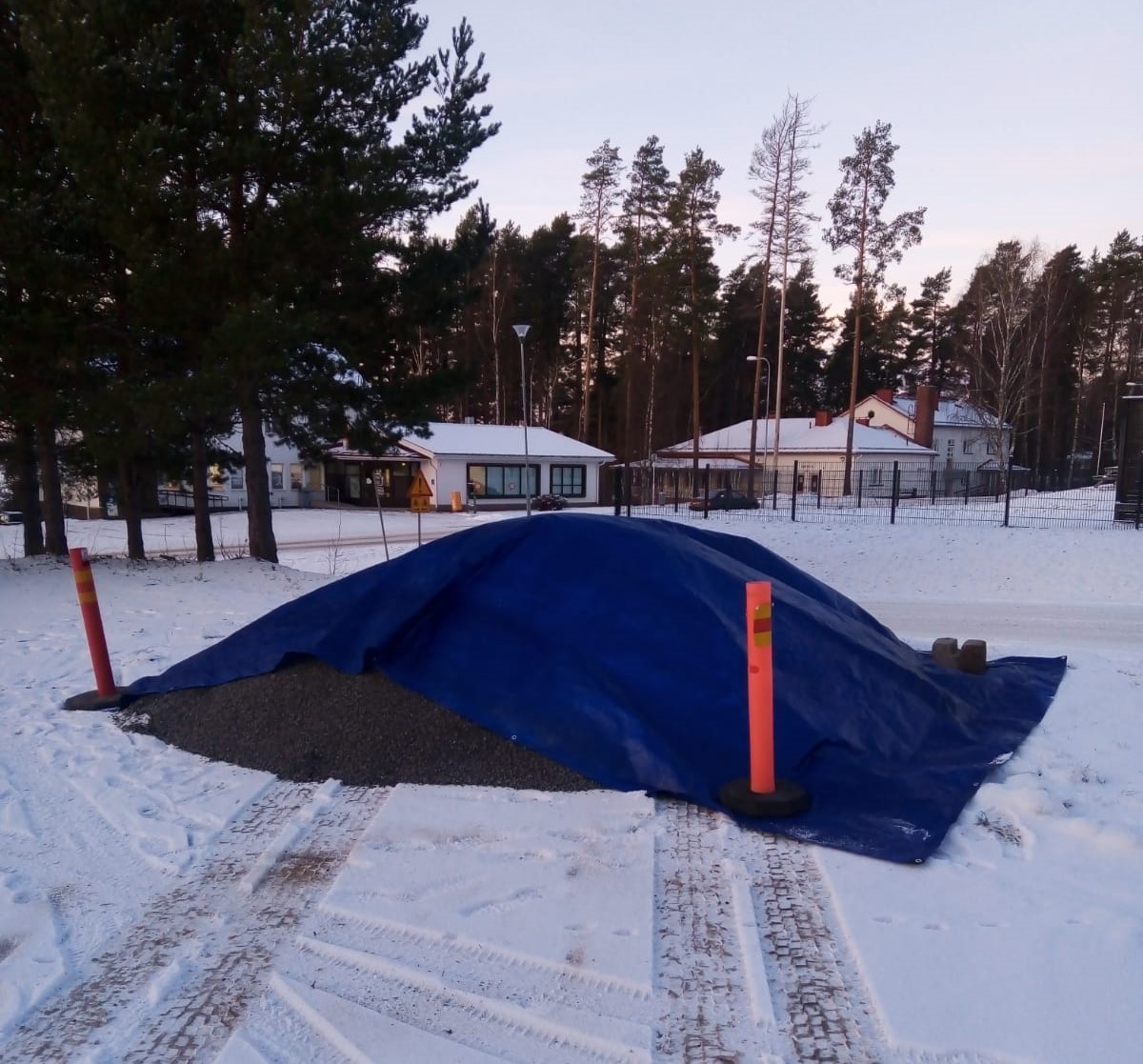 Kaupunki jakaa hiekoitussepeliä omaan astiaan haettuna kolmessa eri pisteessä