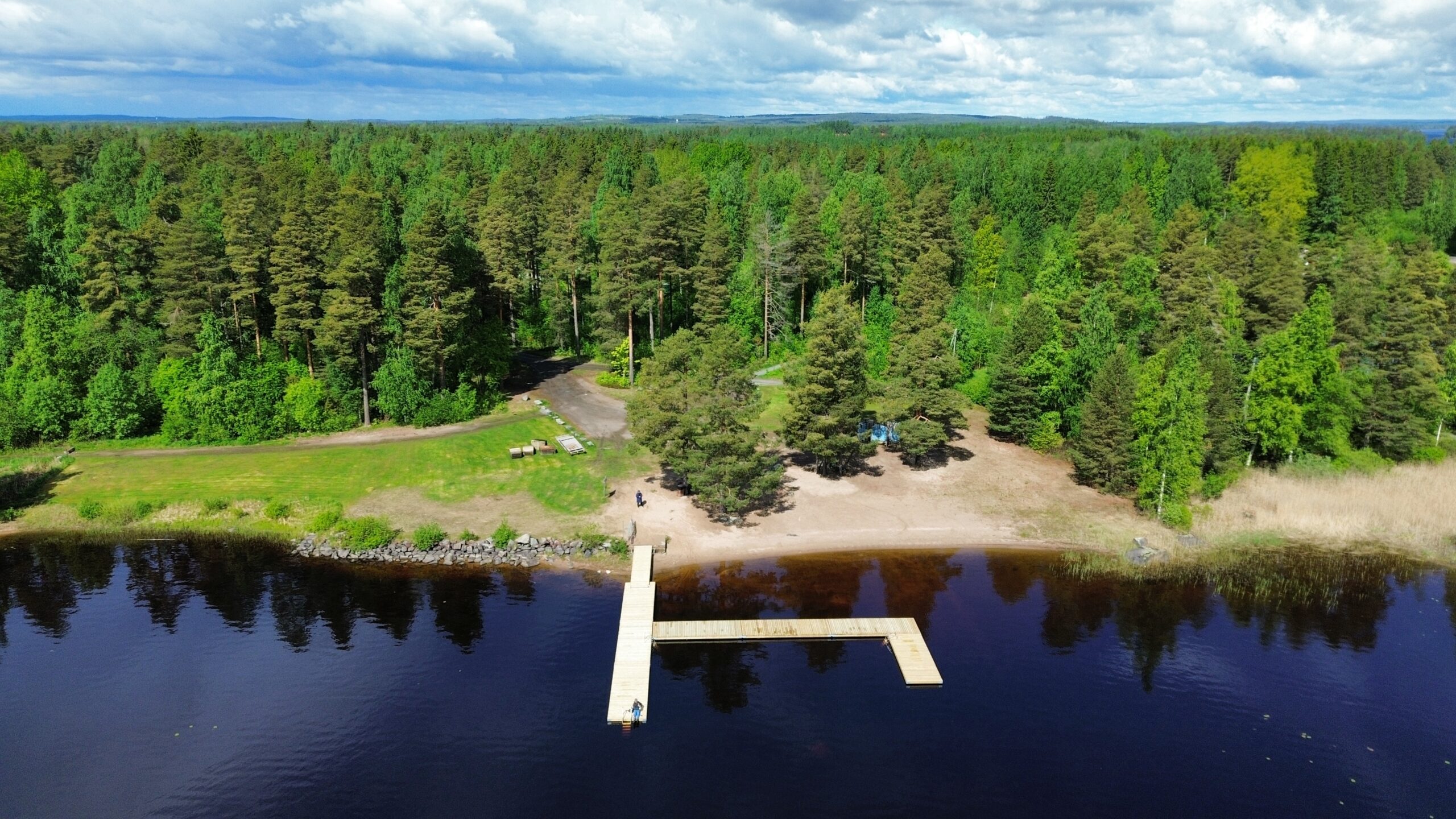 Rusinniemen uimarannan uudet laiturit on nyt asennettu ja käytössä