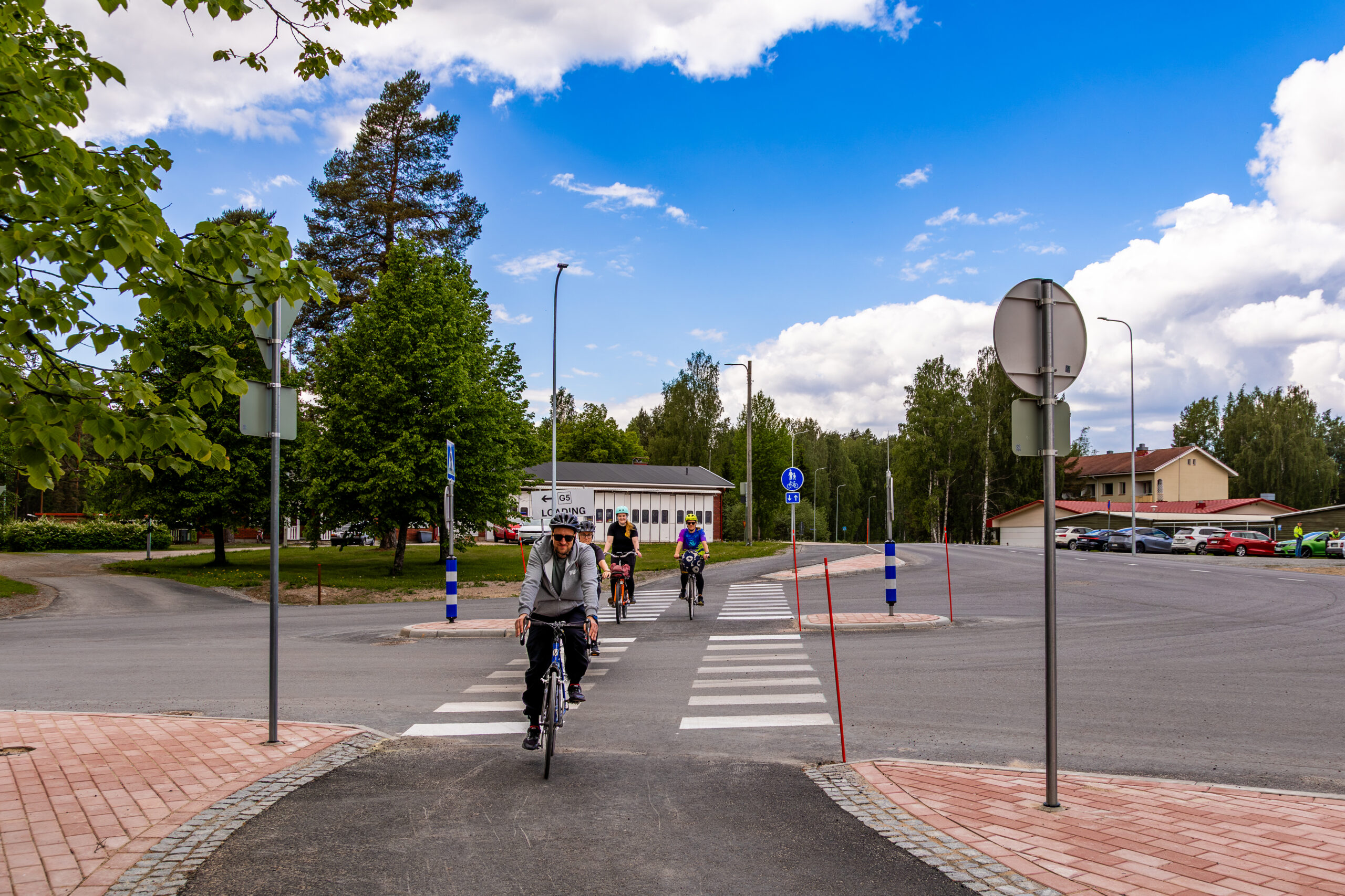 Tehtaankadun koulureitin turvallisuutta parantaneet liikennejärjestelyt valmistuivat
